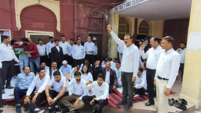 Dholpur News: Advocates boycotted symbolic work outside DJ Court, staged a sit-in demanding chambers