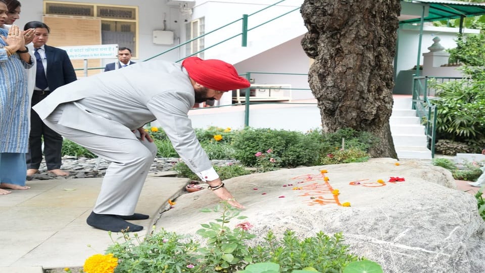 The Governor offered prayers to Baba Neeb Karori at Kainchi Dham