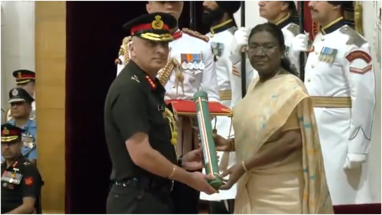 DGMO Lt. Gen. Rajiv Ghai Honoured with Uttam Yudh Seva Medal by President Murmu