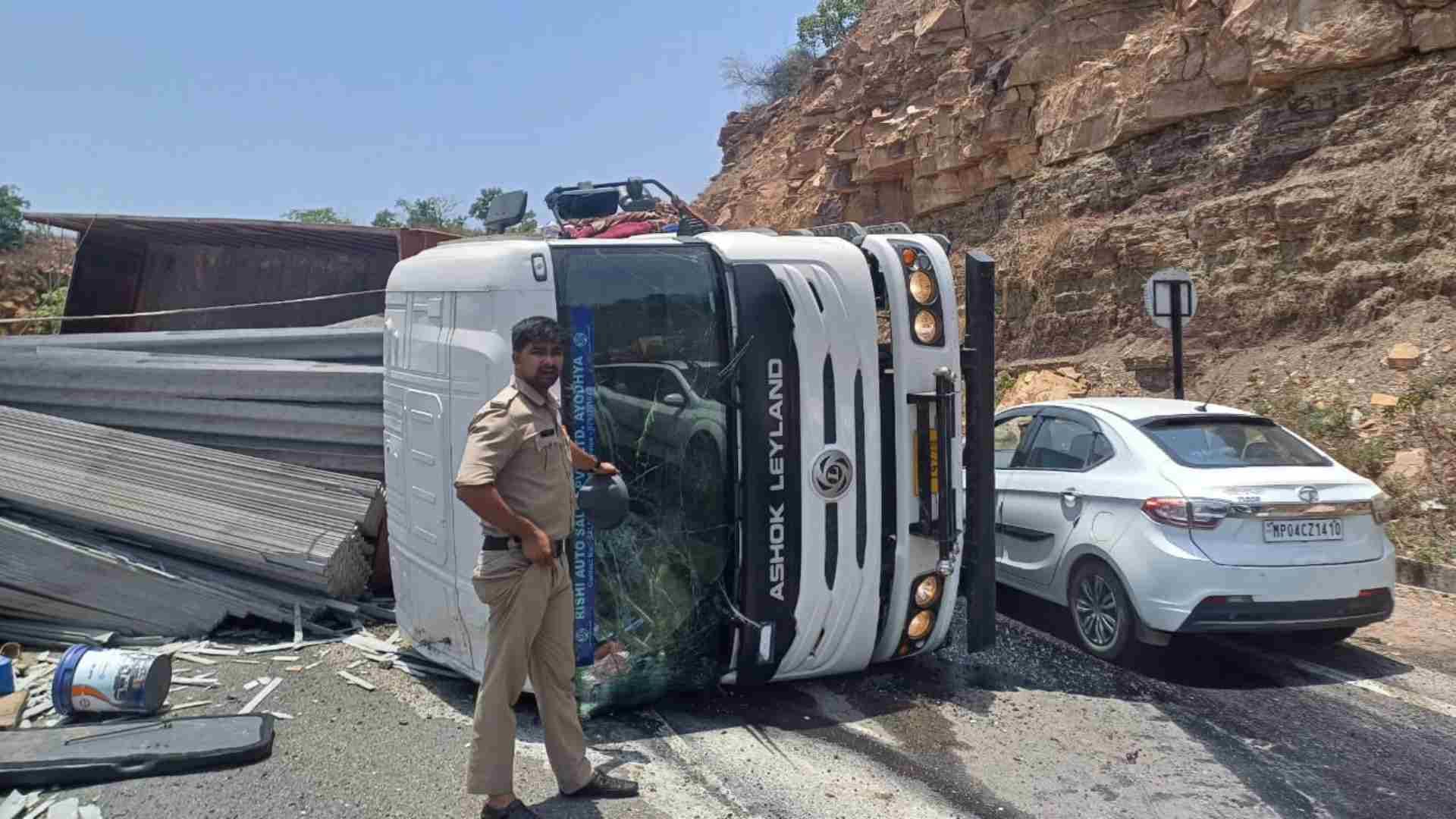 रीवा में हादसे में सड़क पर नलटा ट्रक।