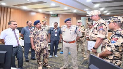 ताज मेट्रो स्टेशन का निरीक्षण करते अपर पुलिस महानिदेशक उत्तर प्रदेश विशेष सुरक्षा बल।