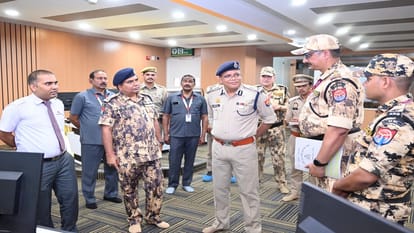 ताज मेट्रो स्टेशन का निरीक्षण करते अपर पुलिस महानिदेशक उत्तर प्रदेश विशेष सुरक्षा बल।