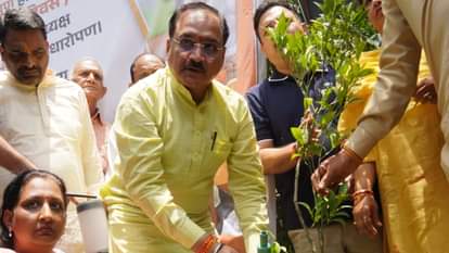 दिल्ली भाजपा अध्यक्ष वृक्षारोपण करते हुए