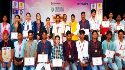 Amar Ujala Bhavishya Jyoti Samman Ceremony students were honored in Shahjahanpur