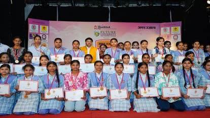 Amar Ujala Bhavishya Jyoti Samman Ceremony students were honored in Shahjahanpur