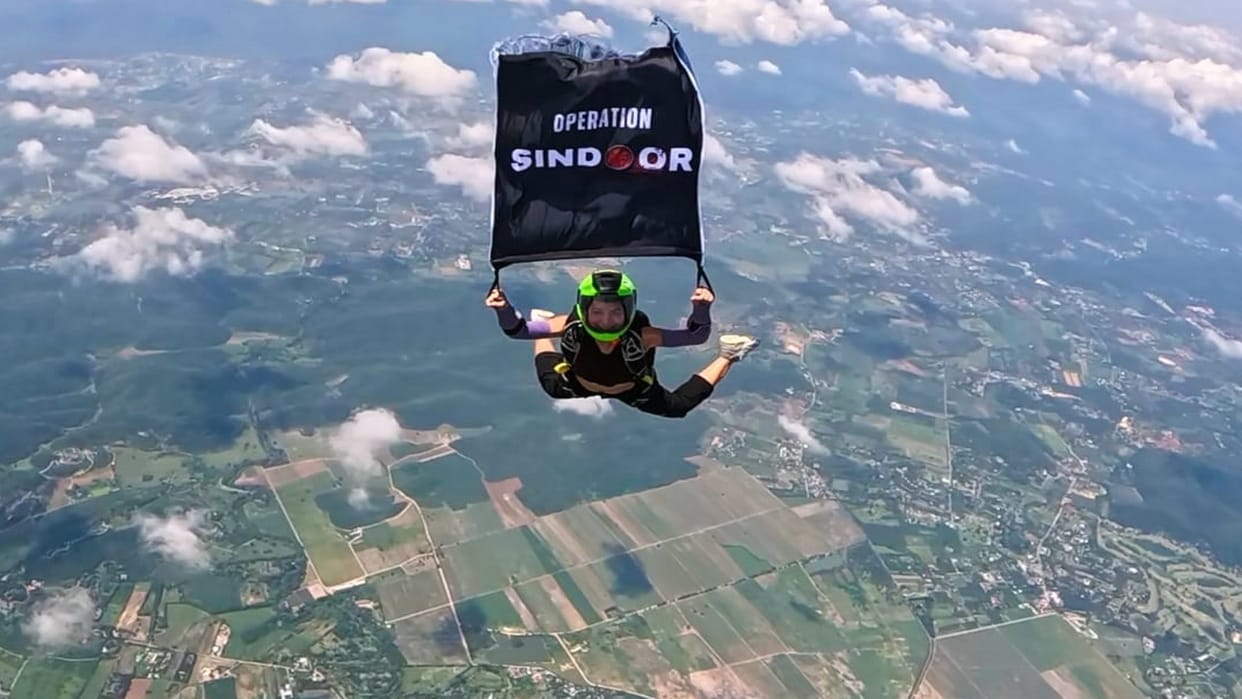 Anamika of Prayagraj hoisted the flag of Operation Sindoor from a height of 14 thousand feet in Bangkok