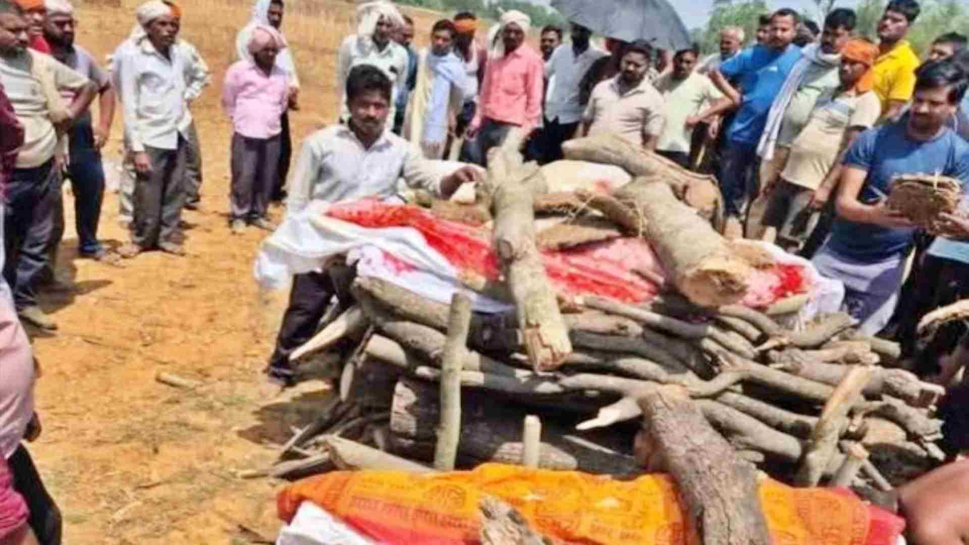 अंतिम संस्कार करने पहुंचे हुए ग्रामीण।