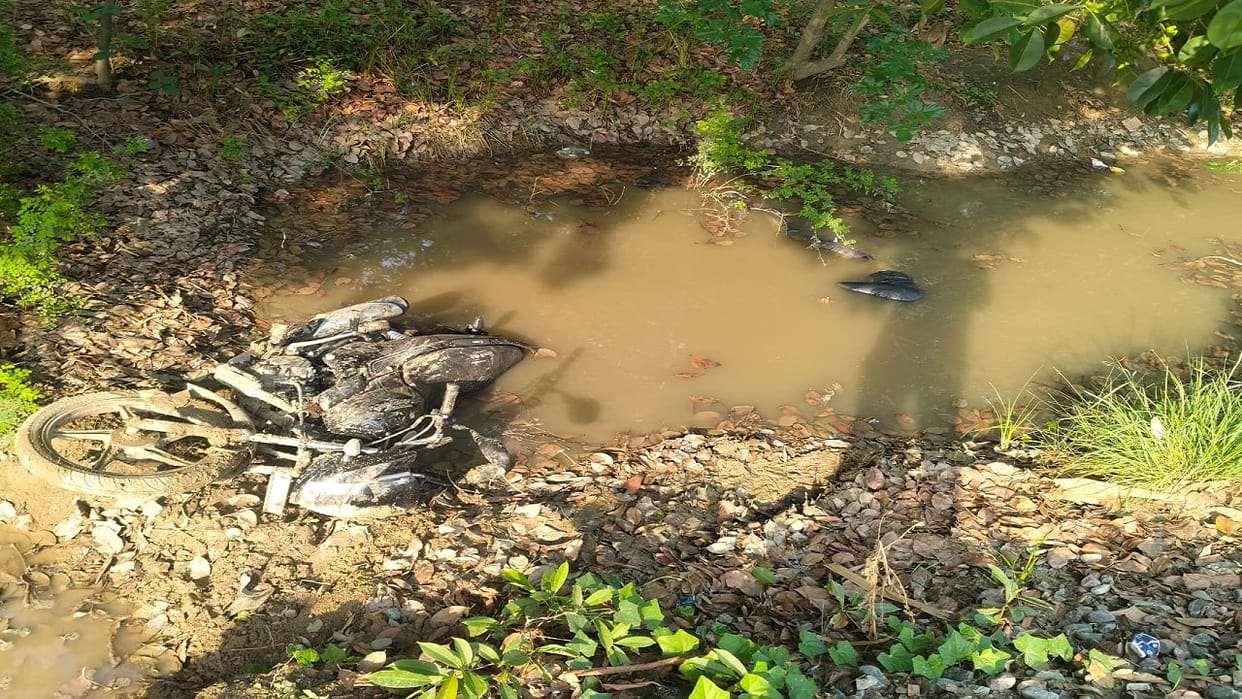 Bike rider dies after falling into a ditch on the side of Lucknow-Delhi highway