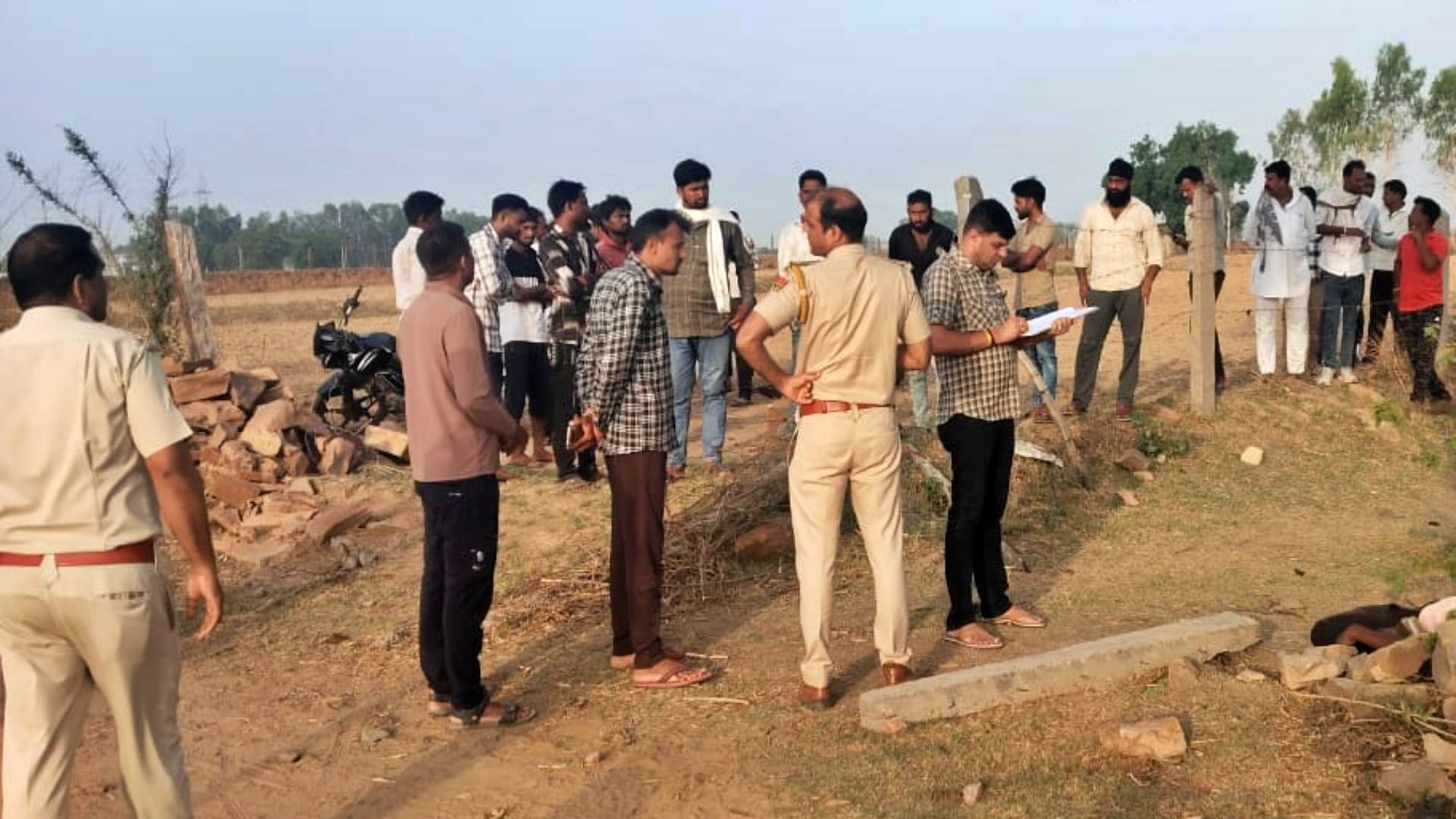 घटनास्थल पर मौजूद पुलिस और स्थानीय लोग