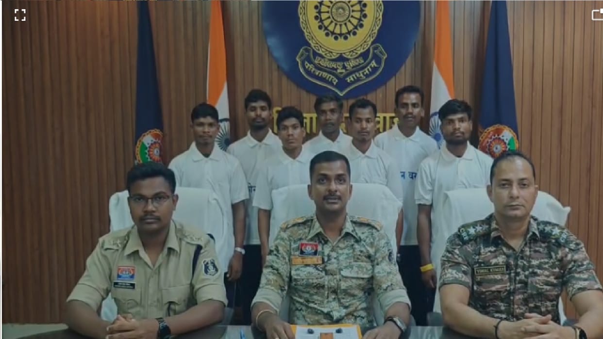 Seven Naxalites including two with rewards surrendered
