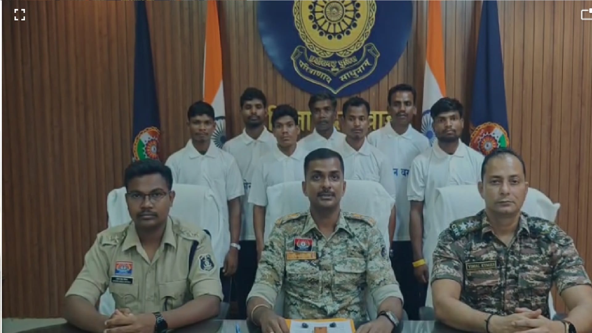 दो इनामी समेत सात नक्सलियों ने किया सरेंडर