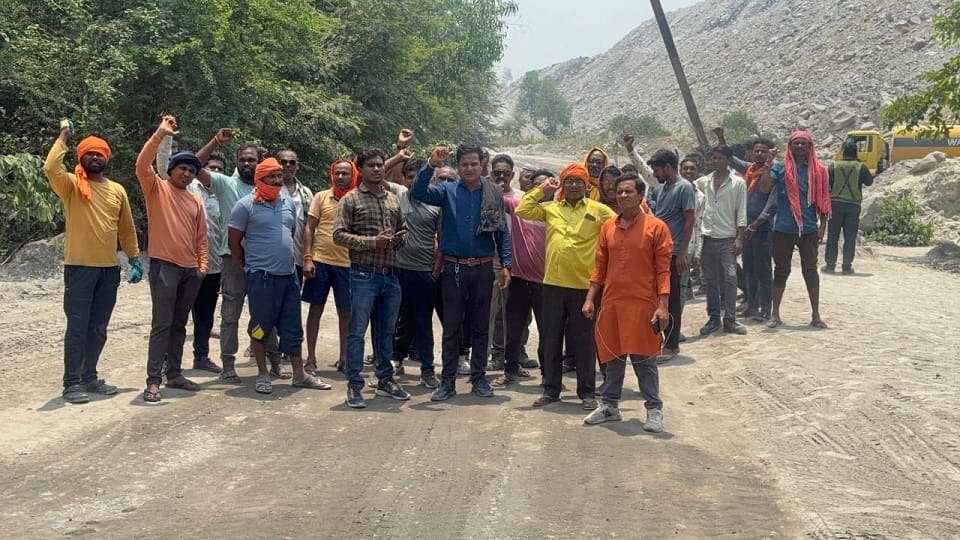 Local villagers opened a front against transportation of ash accused of ignoring rules in Korba