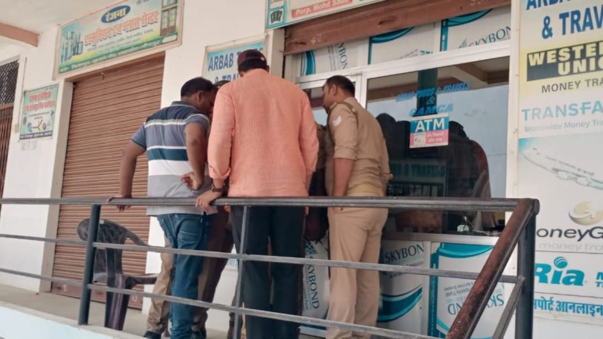 miscreants shot young man and looted laptop and cash in Jaunpur