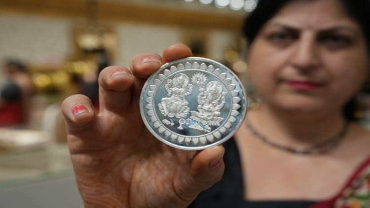 Silver Shortage : क्या धनतेरस और दिवाली में जानबूझकर बनाई जा रही चांदी की किल्लत, सर्राफा बाजार की राय जानें