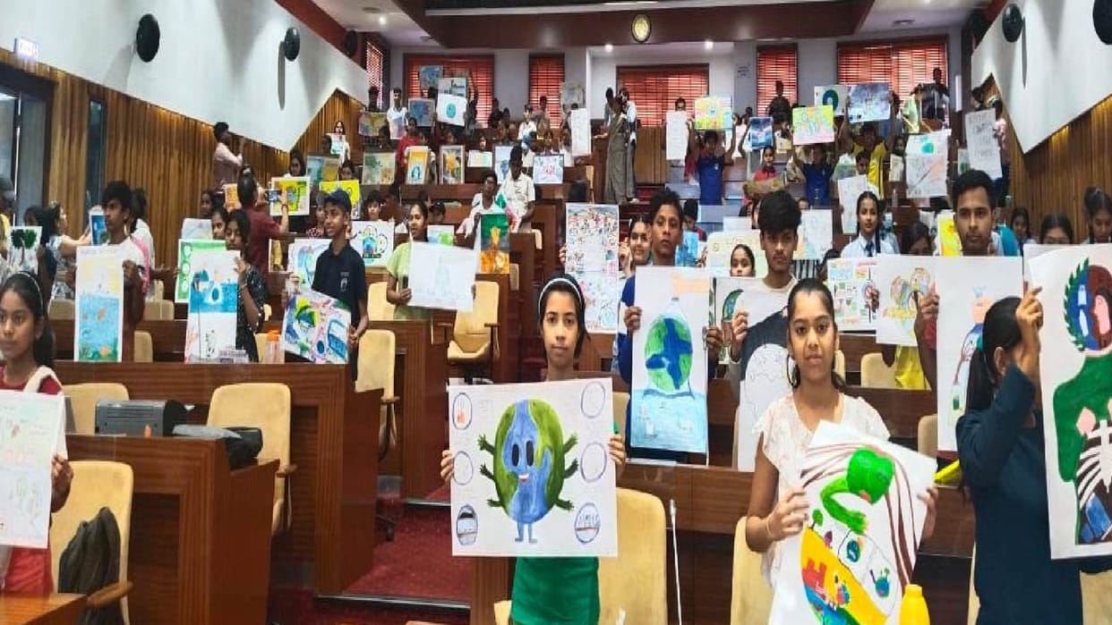 Poster competition on World Environment Day in Raipur, more than 450 children participated