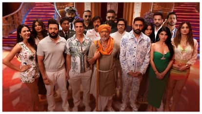 akshay kumar goes undercover in killer mask to get reactions from audience outside bandra theatre