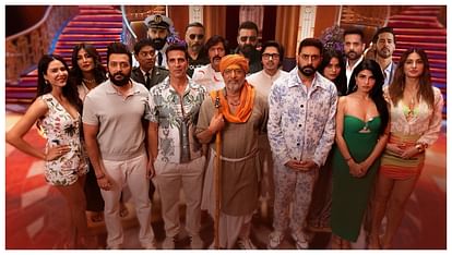 akshay kumar goes undercover in killer mask to get reactions from audience outside bandra theatre