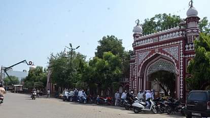 ईद की तैयारियों को लेकर शाहजमाल ईदगाह पर लगती लाइटें