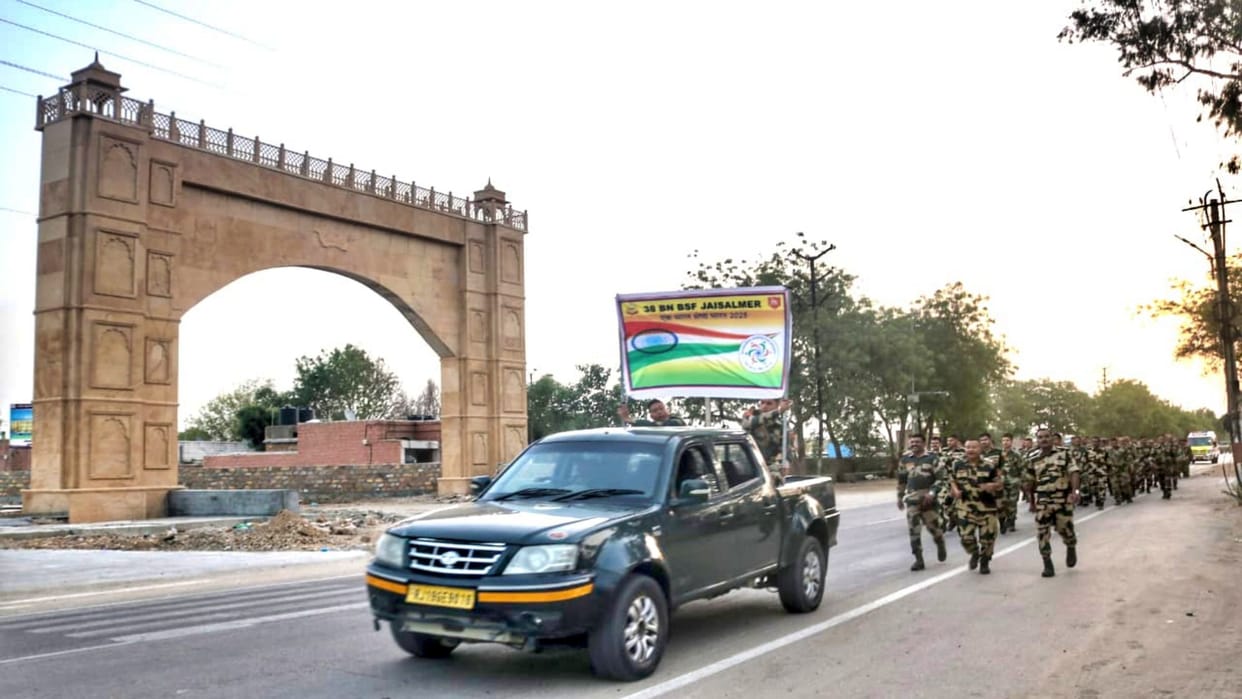 Jaisalmer: Under Ek Bharat Shreshtha Bharat campaign, BSF 38th Battalion took out 10 km padyatra