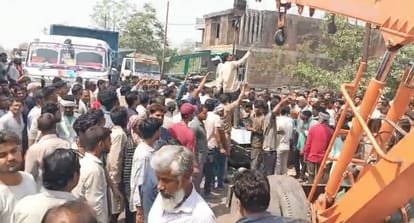 Kanpur Accident Car broke into pieces while overtaking woman was pulled out by cutting with a cutter
