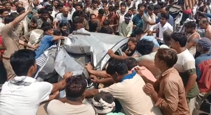 Kanpur Accident Car broke into pieces while overtaking woman was pulled out by cutting with a cutter