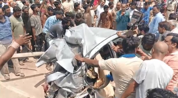 Kanpur Accident Car broke into pieces while overtaking woman was pulled out by cutting with a cutter