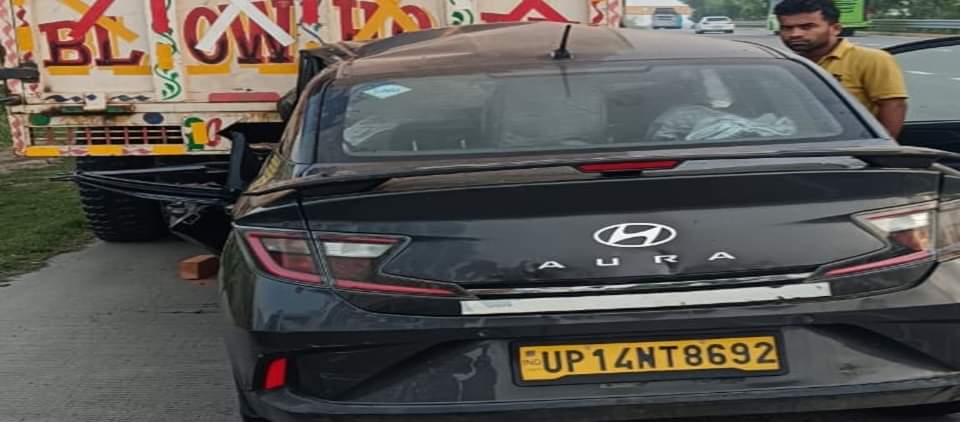 Yamuna Expressway Road Accident: Air Bags Burst After Collision Two Youths Died Dead Bodies Taken Out by Cut