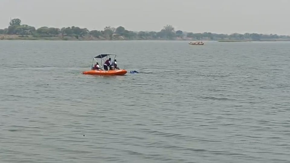 महानदी में डूबते युवकों का रेस्क्यू