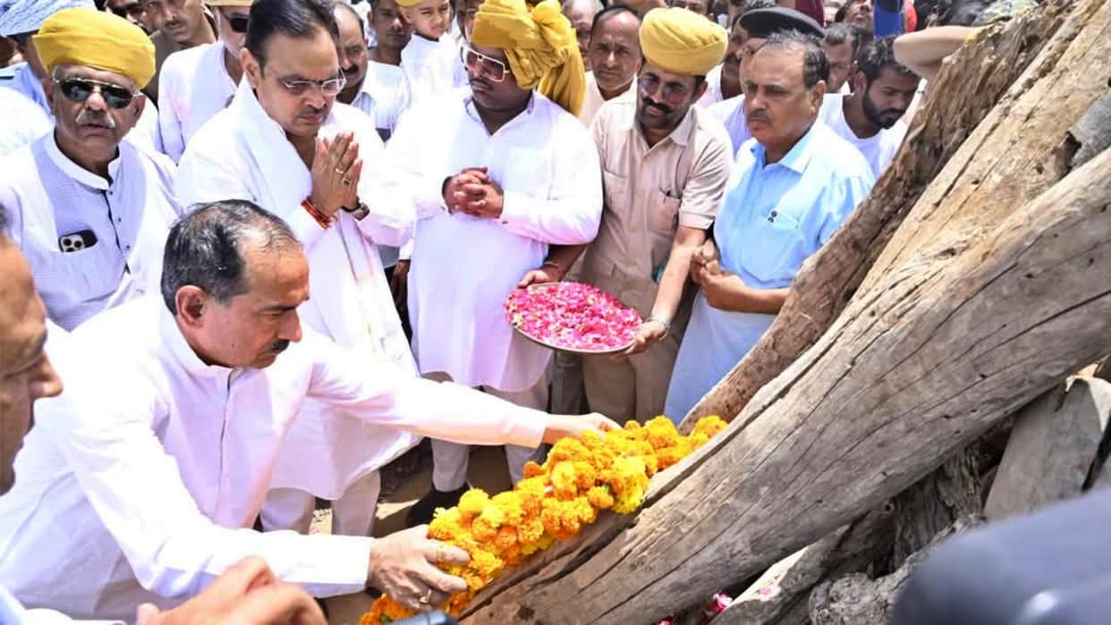 Nagaur News: CM Bhajanlal gave last farewell to Preeti Kumari, wife of Health Minister Gajendra Singh Khinvsar