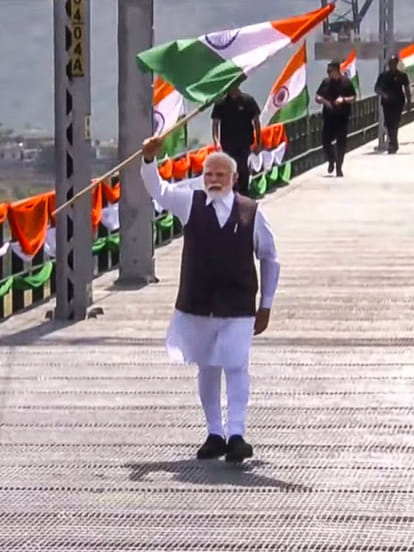 पीएम मोदी ने चिनाब रेल पुल पर लहराया तिरंगा, भूकंप और धमाके का भी नहीं होगा असर