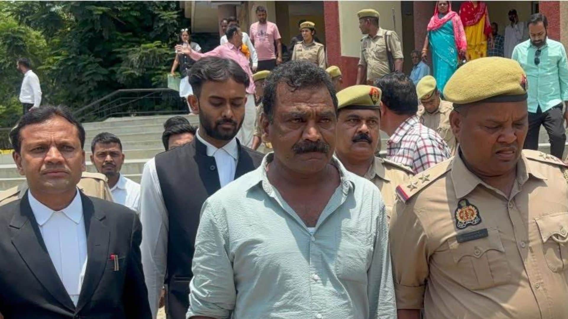 पुलिस के गिरफ्त में आरोपी रमेश सिंह काका।