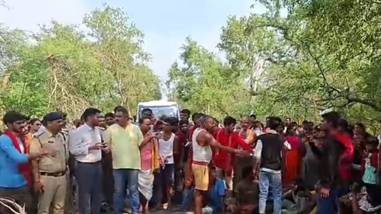 Bihar News: Young man dies in road accident, angry villagers create ruckus
