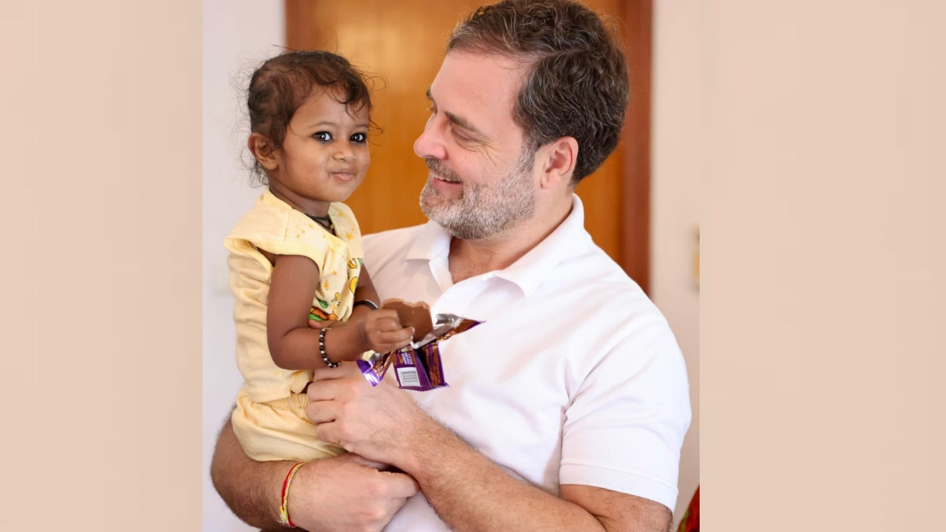 Saloon owner Mithun of lalganj meets to Rahul Gandhi.