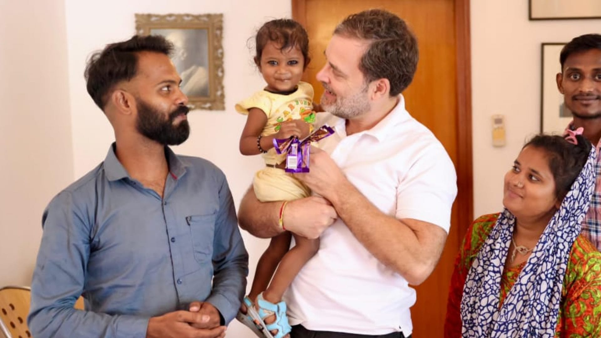 Saloon owner Mithun of lalganj meets to Rahul Gandhi.