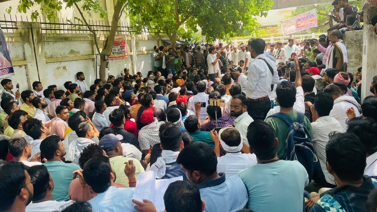 Candidates roared in a massive sit-in protest against the commission for primary teacher recruitment