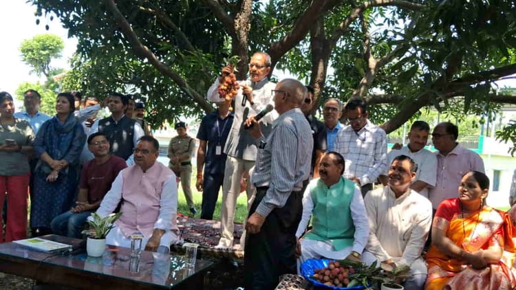 Dehradun: केंद्रीय कृषि मंत्री शिवराज सिंह चौहान पहुंचे जौलीग्रांट, खाट पर खड़े होकर किया किसानों से संवाद