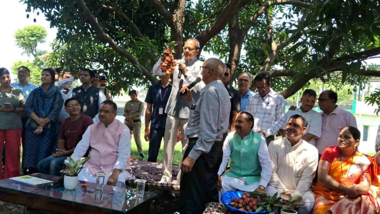 Shivraj Singh Chauhan interacted with farmers in police stations Standing on a cot Jolly Grant Dehradun