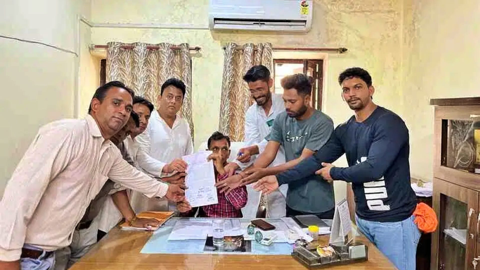तहसीलदार को मुख्यमंत्री के नाम ज्ञापन सौंपते ग्राम पंचायत के जनप्रतिनिधि