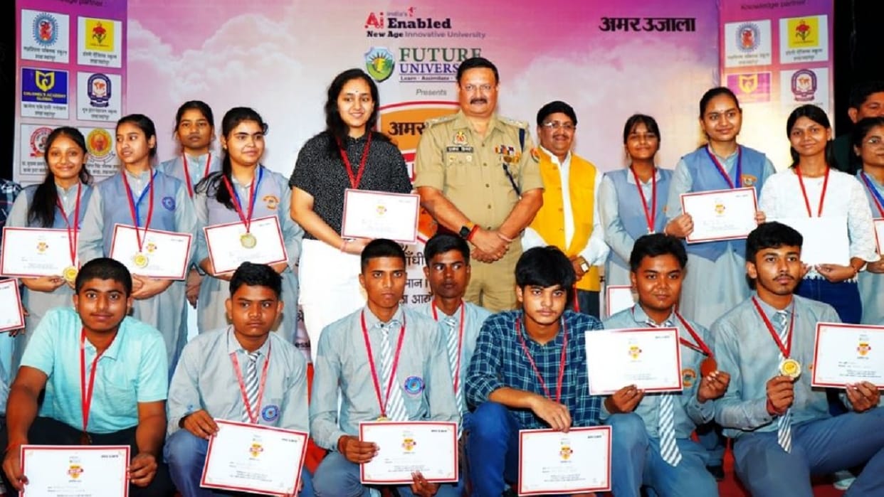 Amar Ujala Bhavishya Jyoti Samman Ceremony students were honored in Shahjahanpur