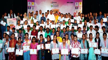 Amar Ujala Bhavishya Jyoti Samman Ceremony students were honored in Shahjahanpur