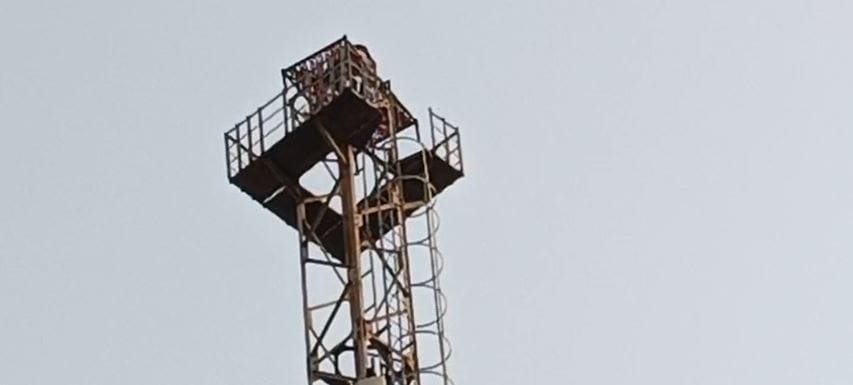 most shockinng video hanuman bhaqt naushad slept after placing a cot on top of tower