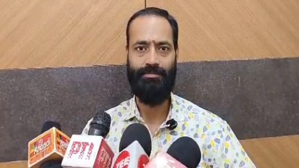 योग शिक्षक धीरज शर्मा