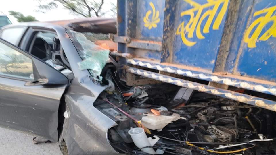 Yamuna Expressway Road Accident: Air Bags Burst After Collision Two Youths Died Dead Bodies Taken Out by Cut