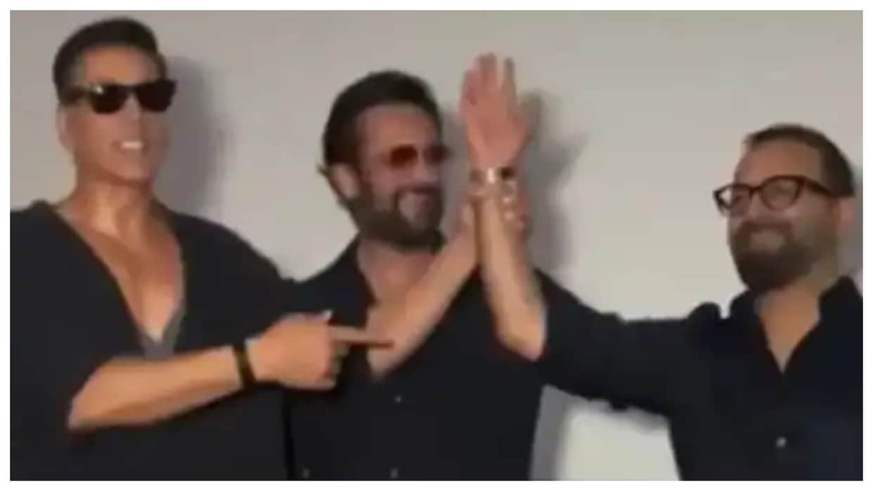 Akshay kumar along with team housefull 5 visits theatre says scene pasand nhi aaya to ise pakdo