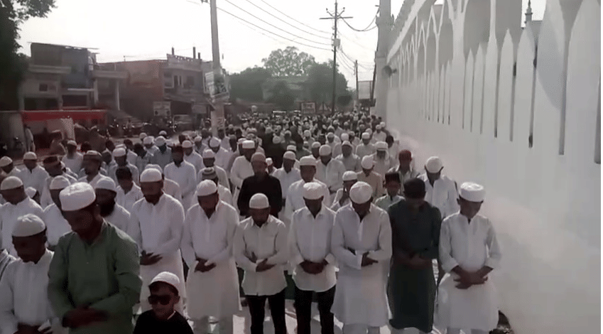 Eid uz Azha: Bakrid prayers were offered with devotion, prayers were offered for peace in the country.