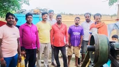 अनोखे इंजन को देखने पहुंचे लोग।