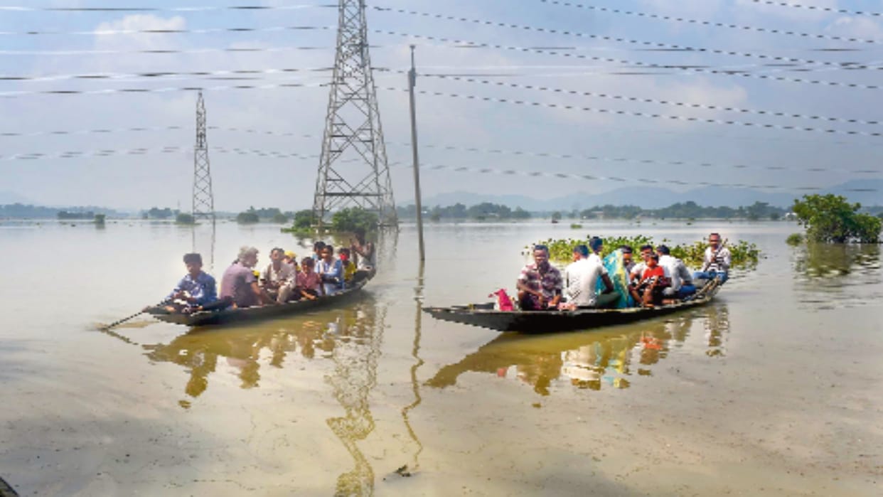 Floods in Northeast Assam 44 tourists rescued from landslide-hit areas News In Hindi