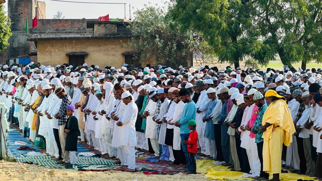 Eid uz Azha: Bakrid prayers were offered with devotion, prayers were offered for peace in the country.