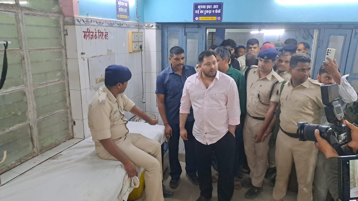 Bihar News: Truck hits Leader of Opposition Tejashwi Yadav's escort car: Policeman injured, Vaishali
