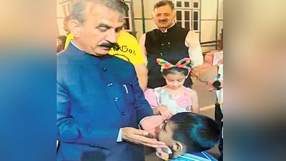 Shimla: बिछड़े बच्चे को मुख्यमंत्री सुक्खू ने माता-पिता से मिलवाया, जानें पूरा मामला cm sukhvinder sukhu reunited the lost child with his parents, know the whole matter